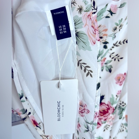 039. NWT Bloomchic Floral One Shoulder Blouse Size 26/4X - Picture 3 of 3